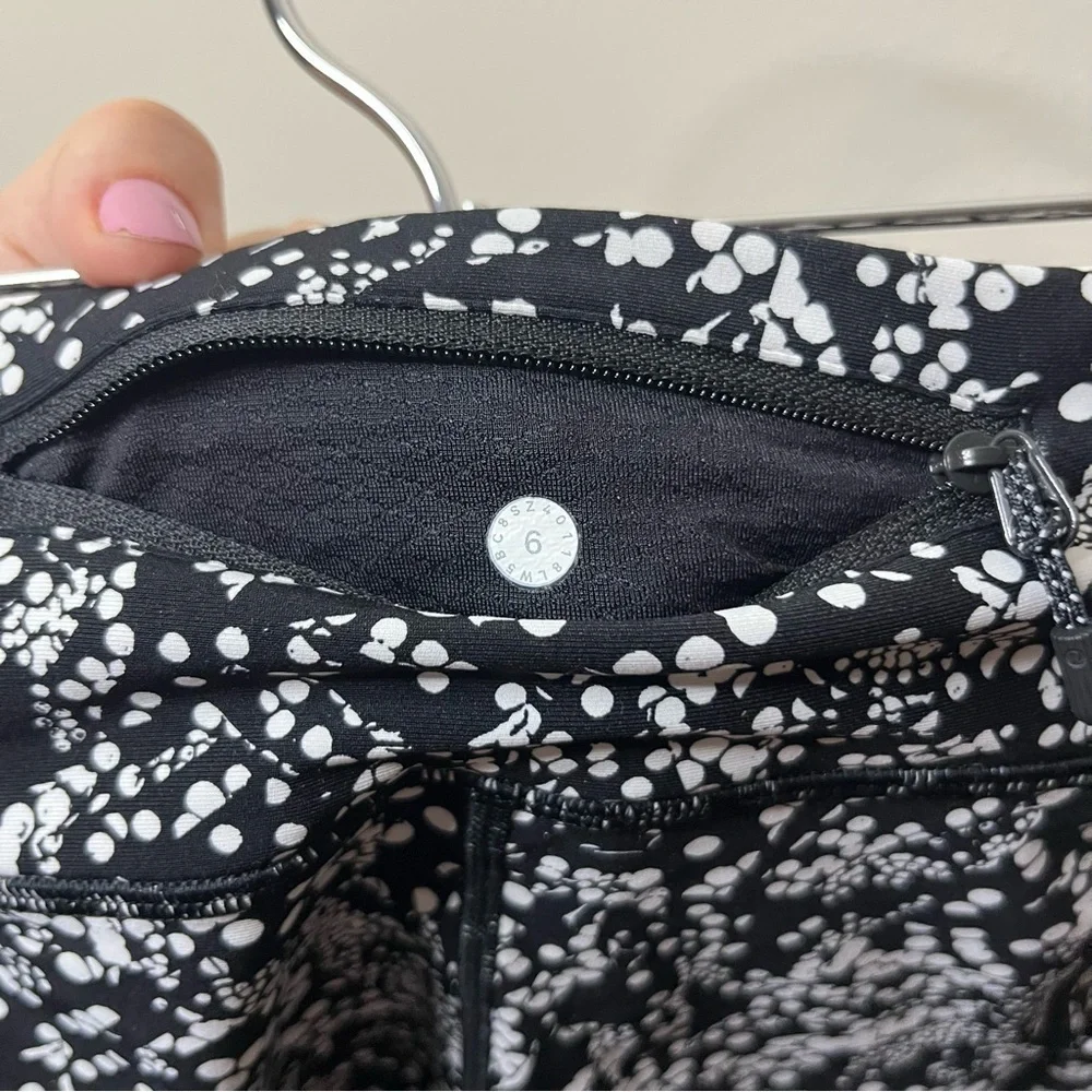 LULULEMON RARE Tight Stuff Chirasu Black Pockets Printed 3/4 Leggings